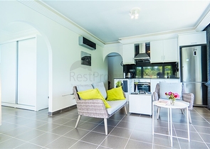 شقة مريحة 2 + 1 في منزل مع حمام سباحة ومنطقة خضراء