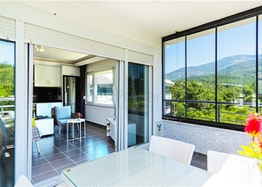 شقة مريحة 2 + 1 في منزل مع حمام سباحة ومنطقة خضراء