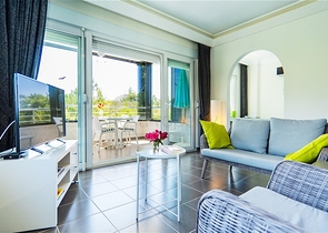 شقة مريحة 2 + 1 في منزل مع حمام سباحة ومنطقة خضراء