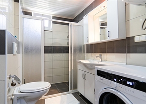 شقة مريحة 2 + 1 في منزل مع حمام سباحة ومنطقة خضراء