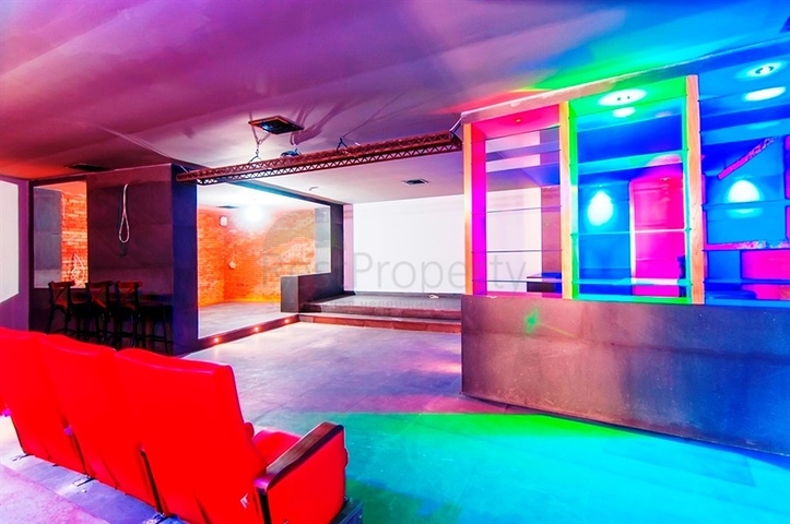 شقة فسيحة مفروشة 3 + 1 مع بنية تحتية غنية في مجمع سكني حديث