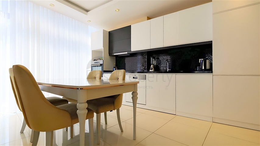 شقة فسيحة مفروشة 3 + 1 مع بنية تحتية غنية في مجمع سكني حديث