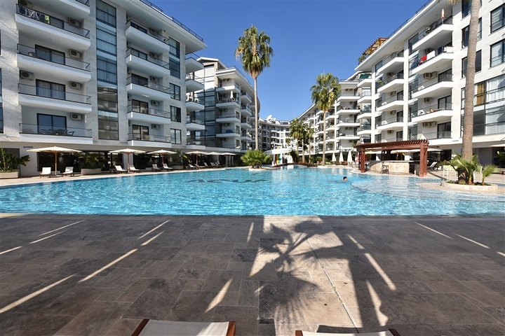 شقة فسيحة مفروشة 3 + 1 مع بنية تحتية غنية في مجمع سكني حديث