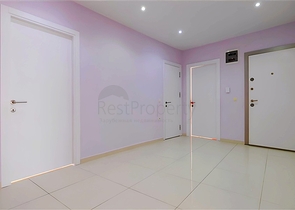 شقة فسيحة مفروشة 3 + 1 مع بنية تحتية غنية في مجمع سكني حديث