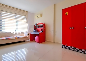 شقة فسيحة مفروشة 3 + 1 مع بنية تحتية غنية في مجمع سكني حديث