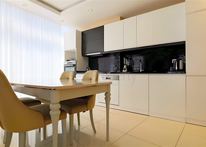 شقة فسيحة مفروشة 3 + 1 مع بنية تحتية غنية في مجمع سكني حديث