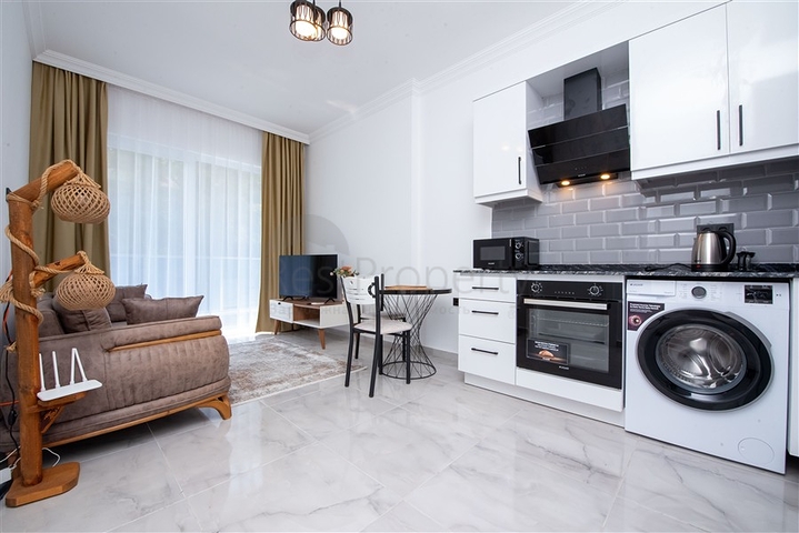 شقة مريحة مفروشة 1 + 1 في مجمع حديث مع بنية تحتية على مستوى المنتجع