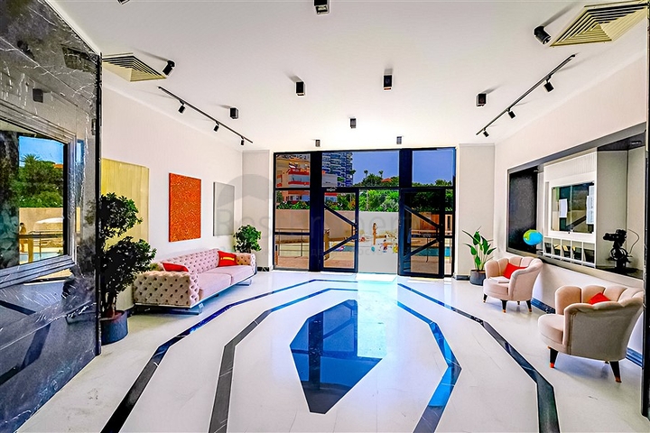 شقة حديثة على البحر في مجمع سكني متميز