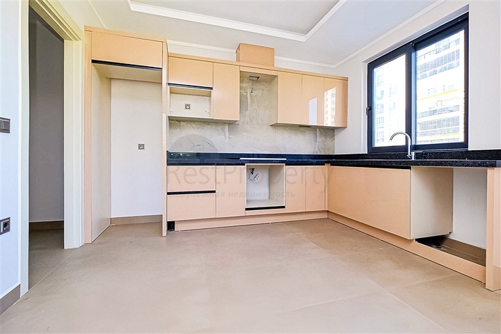 شقة حديثة على البحر في مجمع سكني متميز