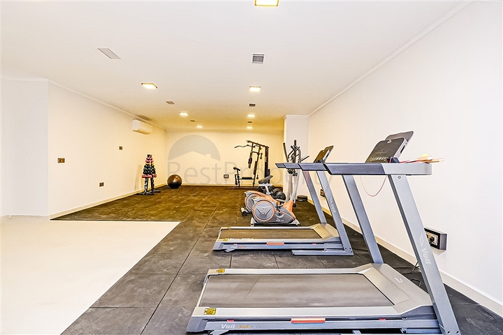 شقة حديثة على البحر في مجمع سكني متميز