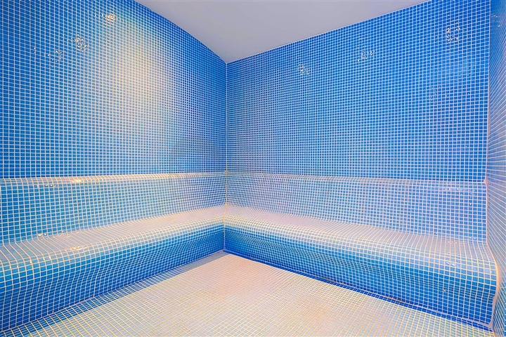 شقة حديثة على البحر في مجمع سكني متميز