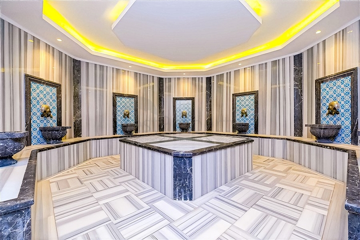 شقة حديثة على البحر في مجمع سكني متميز