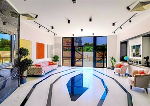 شقة حديثة على البحر في مجمع سكني متميز