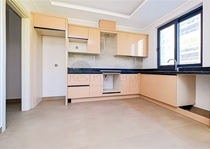 شقة حديثة على البحر في مجمع سكني متميز