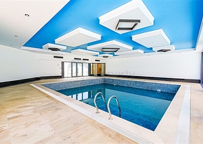 شقة حديثة على البحر في مجمع سكني متميز