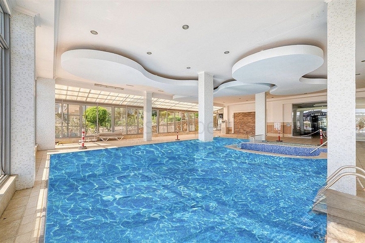 بنتهاوس واسع مع تراس وإطلالة على البحر في مجمع سكني مرموق