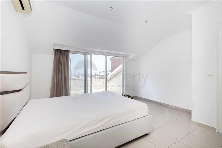 بنتهاوس واسع مع تراس وإطلالة على البحر في مجمع سكني مرموق