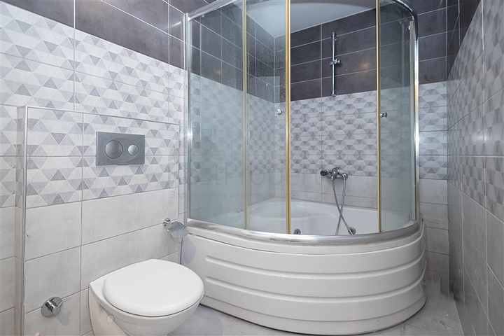 بنتهاوس واسع مع تراس وإطلالة على البحر في مجمع سكني مرموق