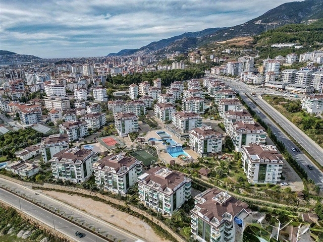 بنتهاوس واسع مع تراس وإطلالة على البحر في مجمع سكني مرموق