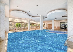 بنتهاوس واسع مع تراس وإطلالة على البحر في مجمع سكني مرموق