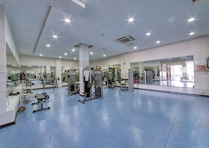 بنتهاوس واسع مع تراس وإطلالة على البحر في مجمع سكني مرموق