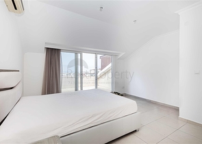 بنتهاوس واسع مع تراس وإطلالة على البحر في مجمع سكني مرموق