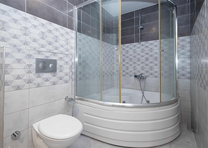 بنتهاوس واسع مع تراس وإطلالة على البحر في مجمع سكني مرموق