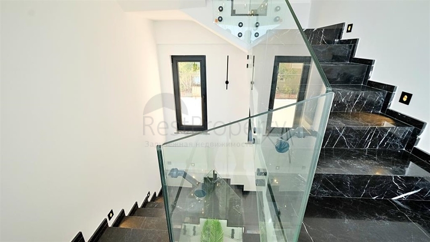 فيلا حديثة مع إطلالة بانورامية على البحر في ألانيا