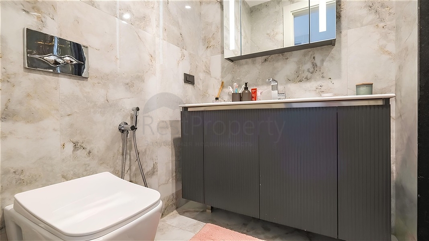 شقة فاخرة 3 + 1 مع حديقة في مجمع النخبة على البحر