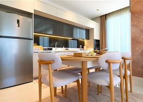 شقة فاخرة 3 + 1 مع حديقة في مجمع النخبة على البحر