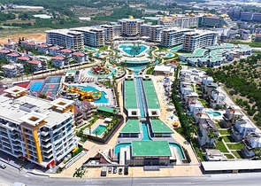 شقة فاخرة 3 + 1 مع حديقة في مجمع النخبة على البحر