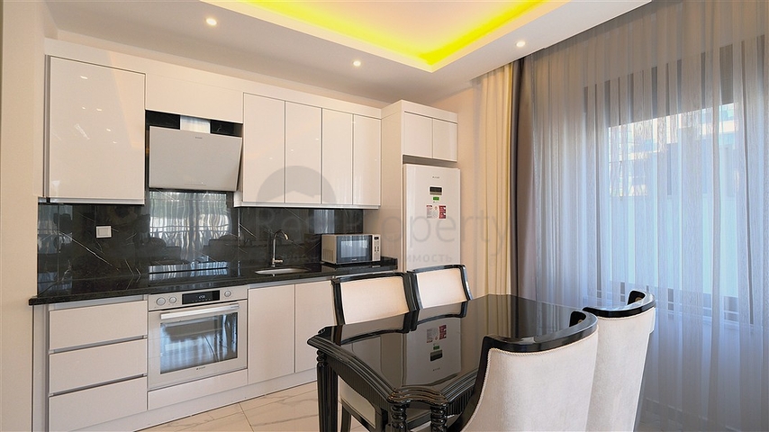 دوبلكس مفروش واسع مع تراس وإطلالة على البحر في مجمع سكني حديث