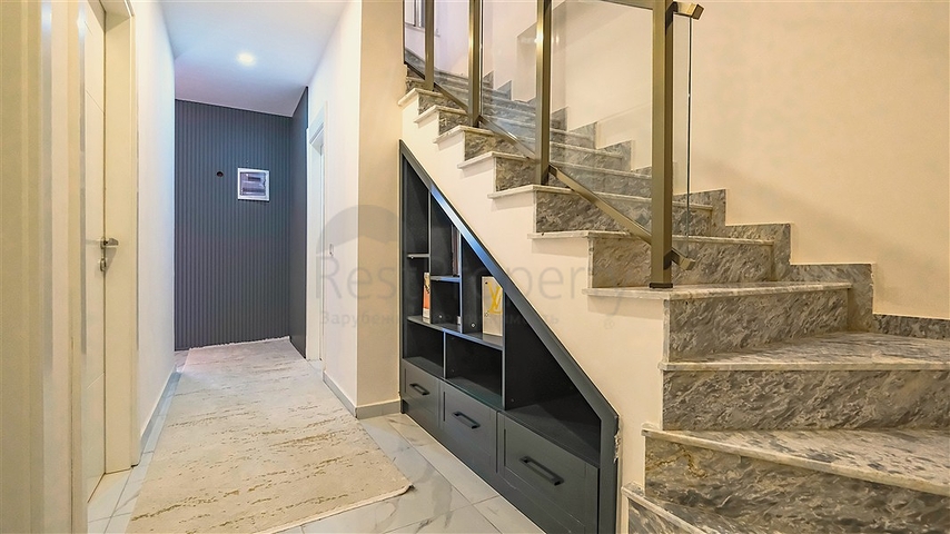 دوبلكس مفروش واسع مع تراس وإطلالة على البحر في مجمع سكني حديث