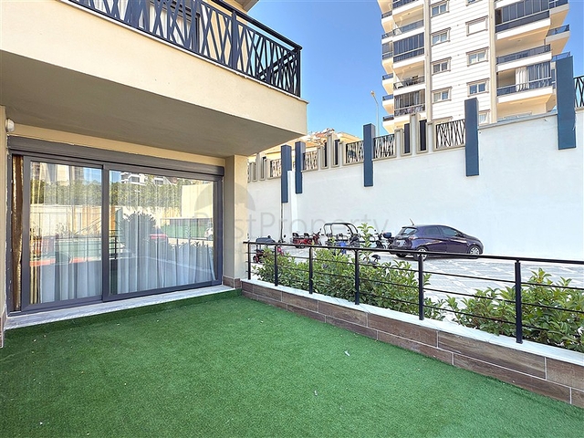 دوبلكس مفروش واسع مع تراس وإطلالة على البحر في مجمع سكني حديث