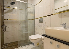 دوبلكس مفروش واسع مع تراس وإطلالة على البحر في مجمع سكني حديث