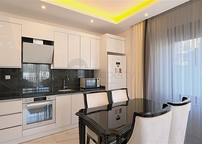 دوبلكس مفروش واسع مع تراس وإطلالة على البحر في مجمع سكني حديث