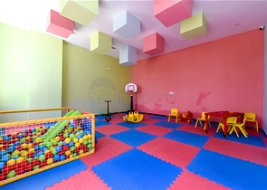 دوبلكس مفروش واسع مع تراس وإطلالة على البحر في مجمع سكني حديث