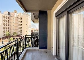 دوبلكس مفروش واسع مع تراس وإطلالة على البحر في مجمع سكني حديث