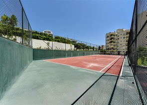 دوبلكس مفروش واسع مع تراس وإطلالة على البحر في مجمع سكني حديث