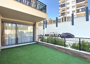 دوبلكس مفروش واسع مع تراس وإطلالة على البحر في مجمع سكني حديث