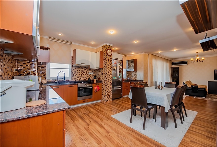 شقة فسيحة 5 + 1 مع إطلالات بانورامية وعلى بعد مسافة قصيرة سيرا على الأقدام من البحر في منطقة توسمور