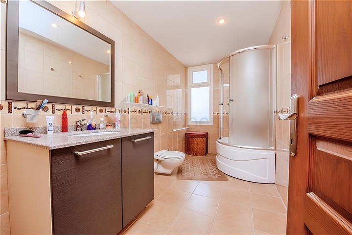 شقة فسيحة 5 + 1 مع إطلالات بانورامية وعلى بعد مسافة قصيرة سيرا على الأقدام من البحر في منطقة توسمور