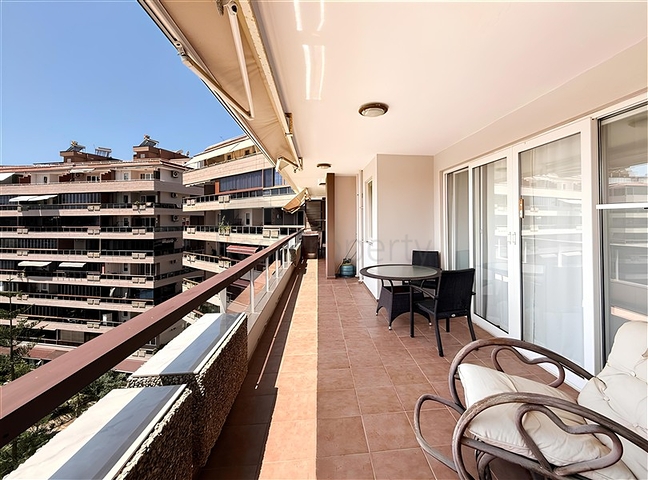 شقة فسيحة 5 + 1 مع إطلالات بانورامية وعلى بعد مسافة قصيرة سيرا على الأقدام من البحر في منطقة توسمور