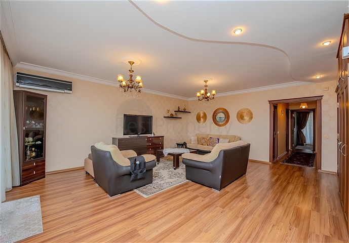 شقة فسيحة 5 + 1 مع إطلالات بانورامية وعلى بعد مسافة قصيرة سيرا على الأقدام من البحر في منطقة توسمور