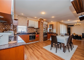 شقة فسيحة 5 + 1 مع إطلالات بانورامية وعلى بعد مسافة قصيرة سيرا على الأقدام من البحر في منطقة توسمور