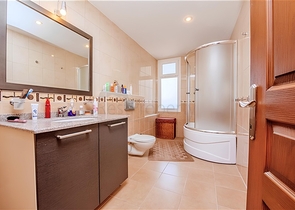 شقة فسيحة 5 + 1 مع إطلالات بانورامية وعلى بعد مسافة قصيرة سيرا على الأقدام من البحر في منطقة توسمور