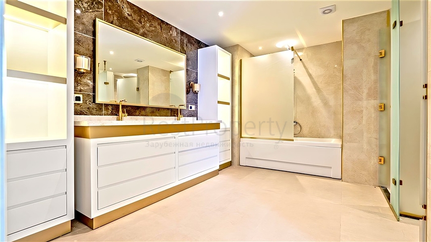 شقة فسيحة 5 + 1 مطلة على البحر في وسط ألانيا