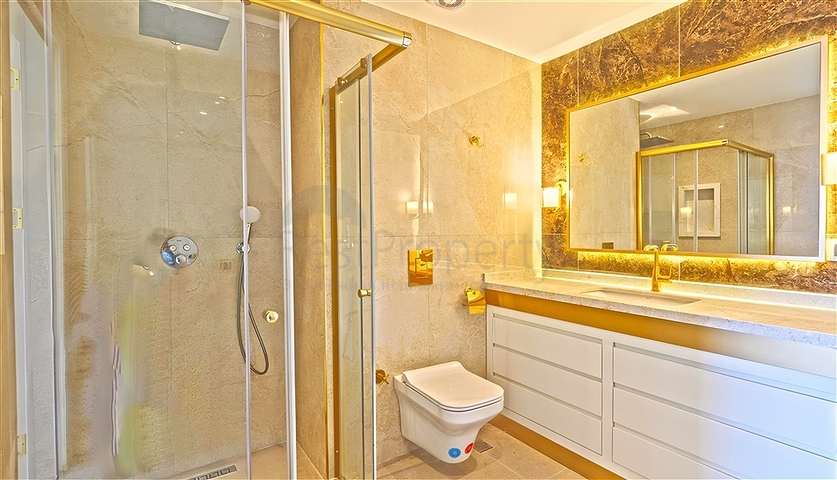 شقة فسيحة 5 + 1 مطلة على البحر في وسط ألانيا