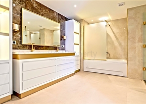 شقة فسيحة 5 + 1 مطلة على البحر في وسط ألانيا