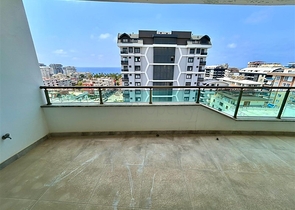 شقة حديثة مطلة على البحر في قلب محمودلار